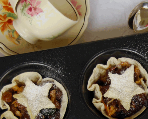 gluten-free-christmas-mince-pies-in-baking-tray-dusted-with-icing-sugar