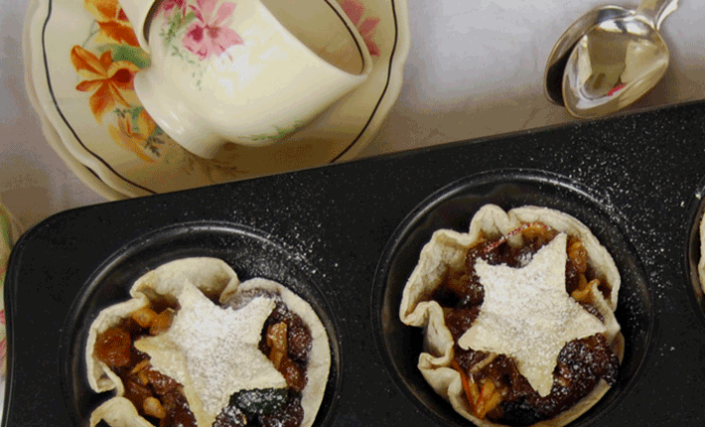 mincepierecipephoto710x430px gluten-free-christmas-mince-pies-in-baking-tray-dusted-with-icing-sugar